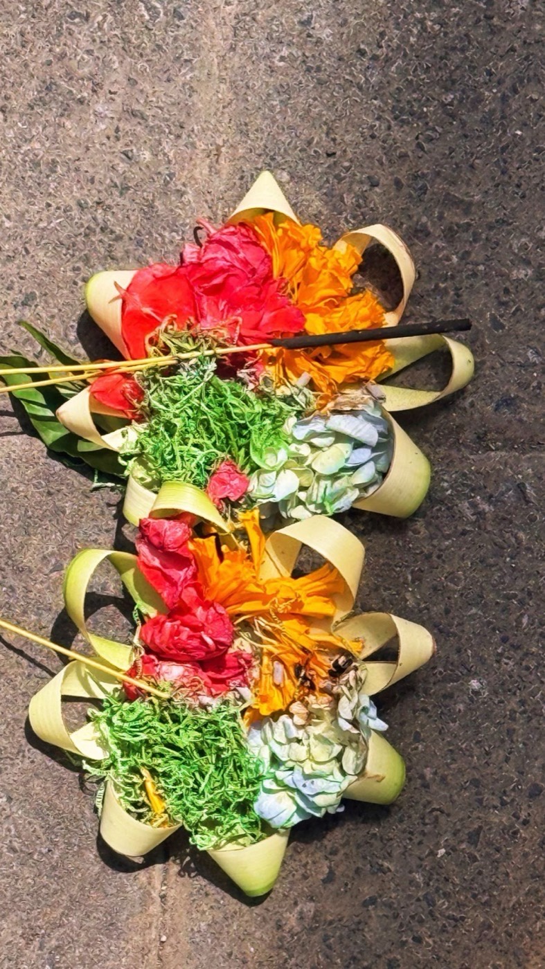 Canang sari offerings. Fresh daily offerings on a temple step